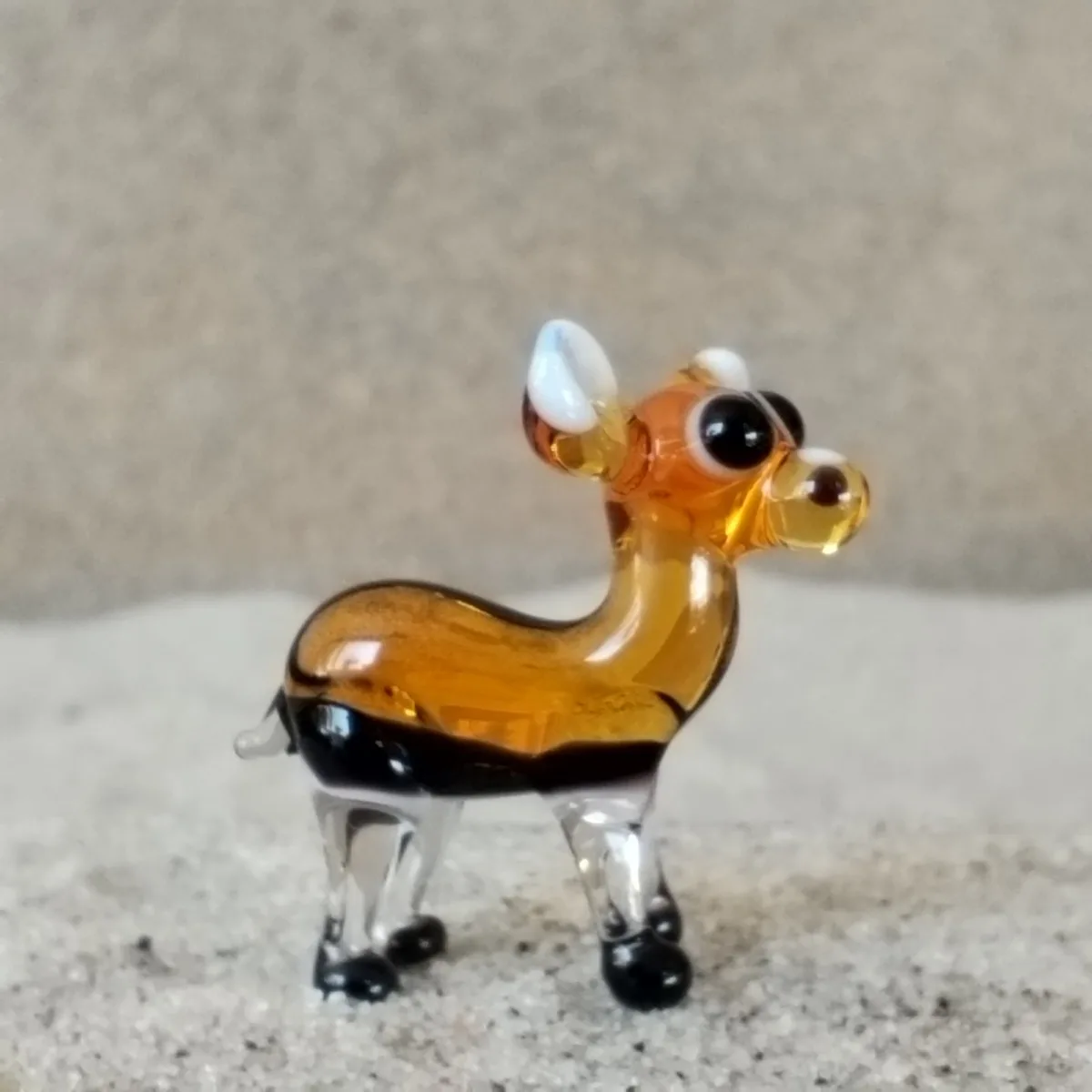 Skleněná figurka samice antilopy skákavé