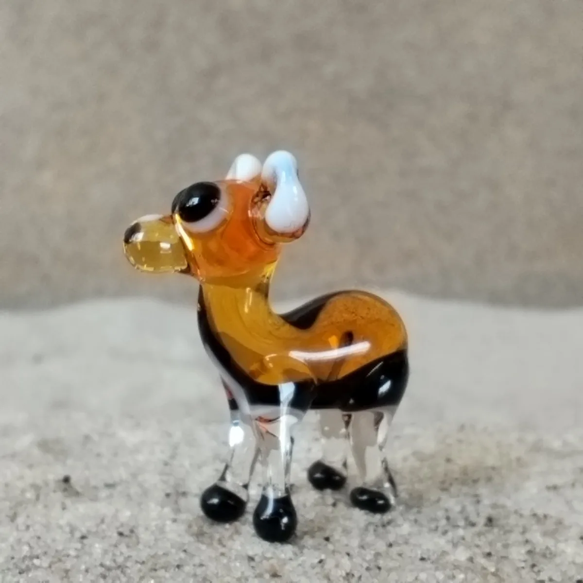 Skleněná figurka samice antilopy skákavé