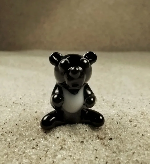 Skleněná figurka černého medvěda