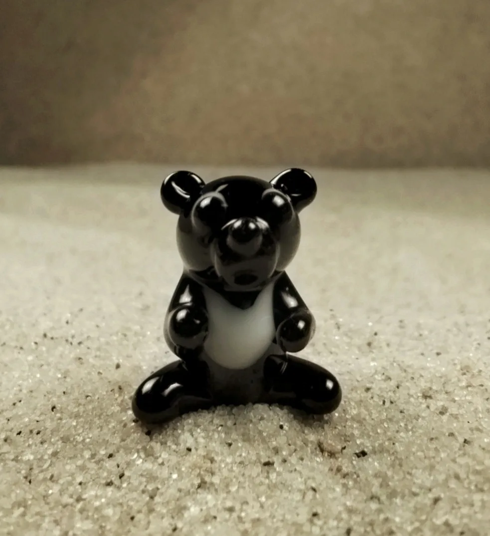 Skleněná figurka černého medvěda