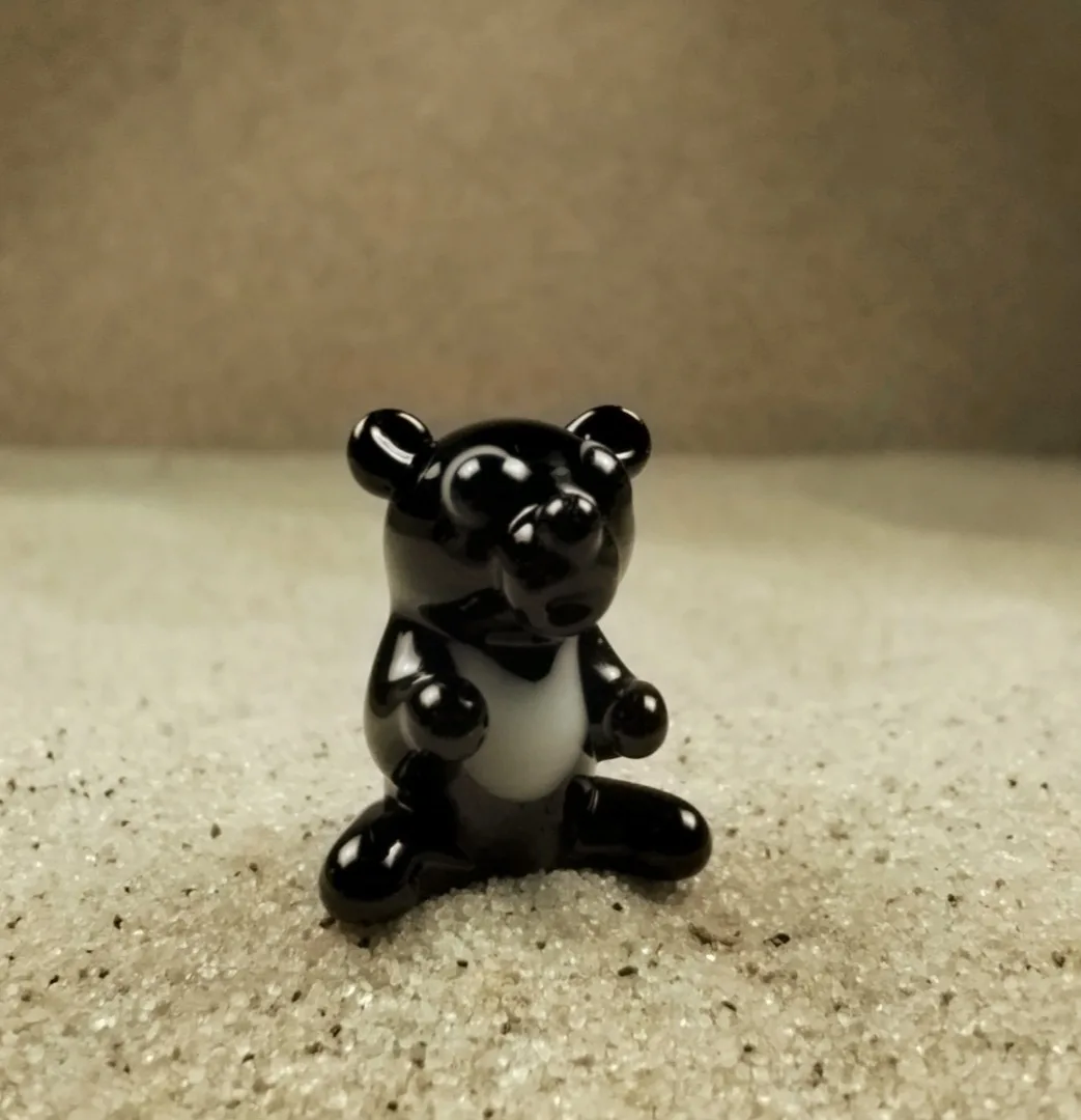 Skleněná figurka černého medvěda