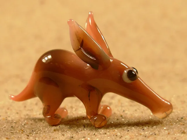Skleněná figurka hrabáče kapského