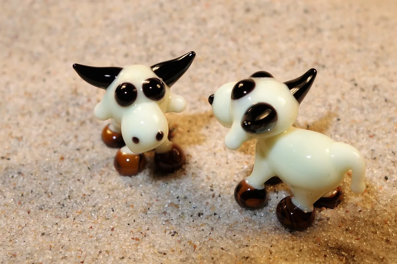 Skleněná figurka béžové krávy