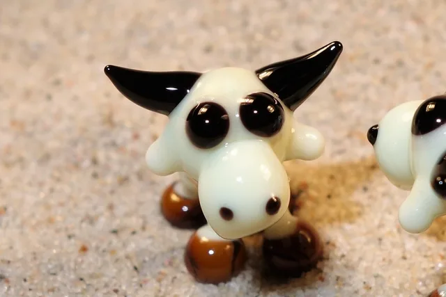 Skleněná figurka béžové krávy