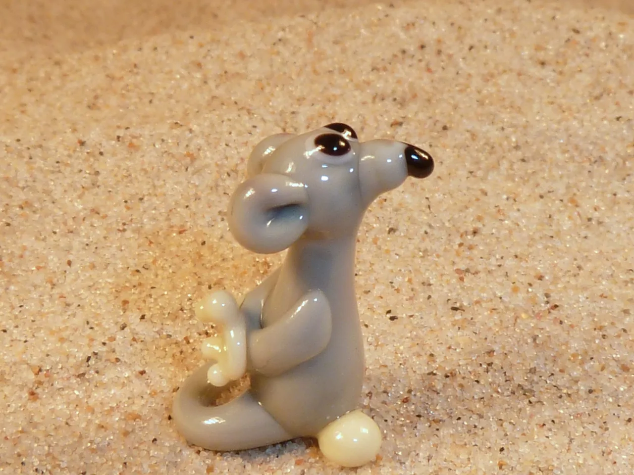 Skleněná figurka stojící šedé myši