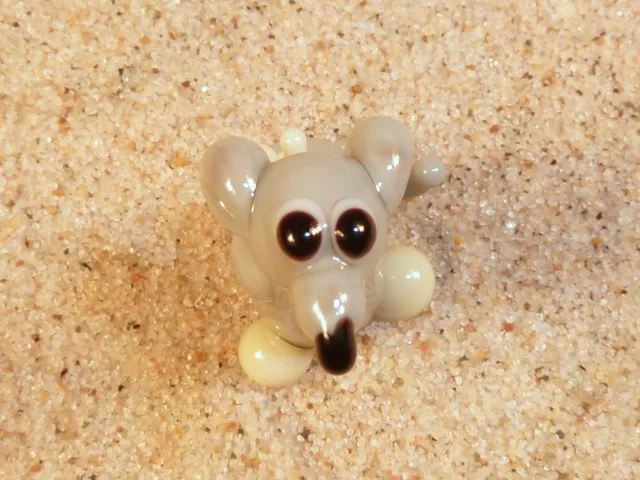 Skleněná figurka stojící šedé myši