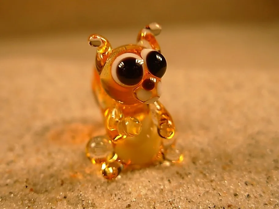 Skleněná figurka veverky