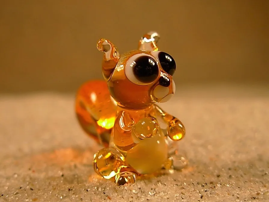 Skleněná figurka veverky