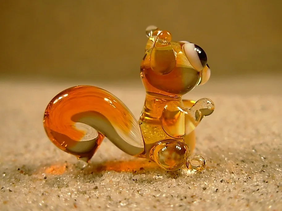 Skleněná figurka veverky
