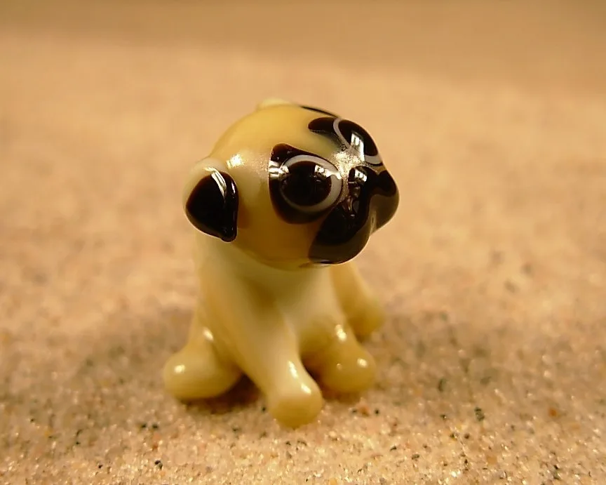 Skleněná figurka sedícího mopse