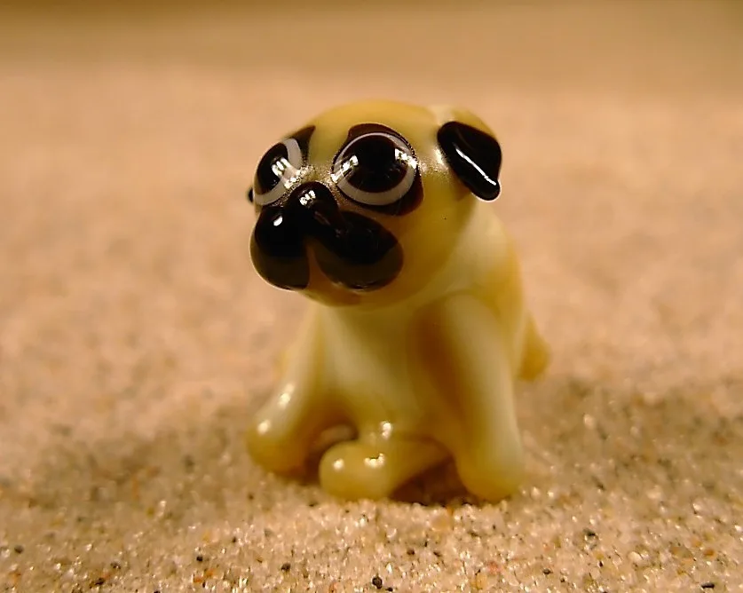Skleněná figurka sedícího mopse