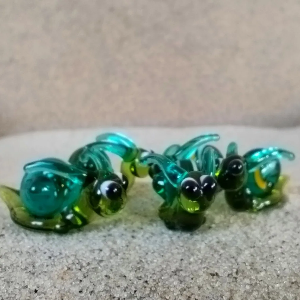 Skleněná figurka zeleného šneka