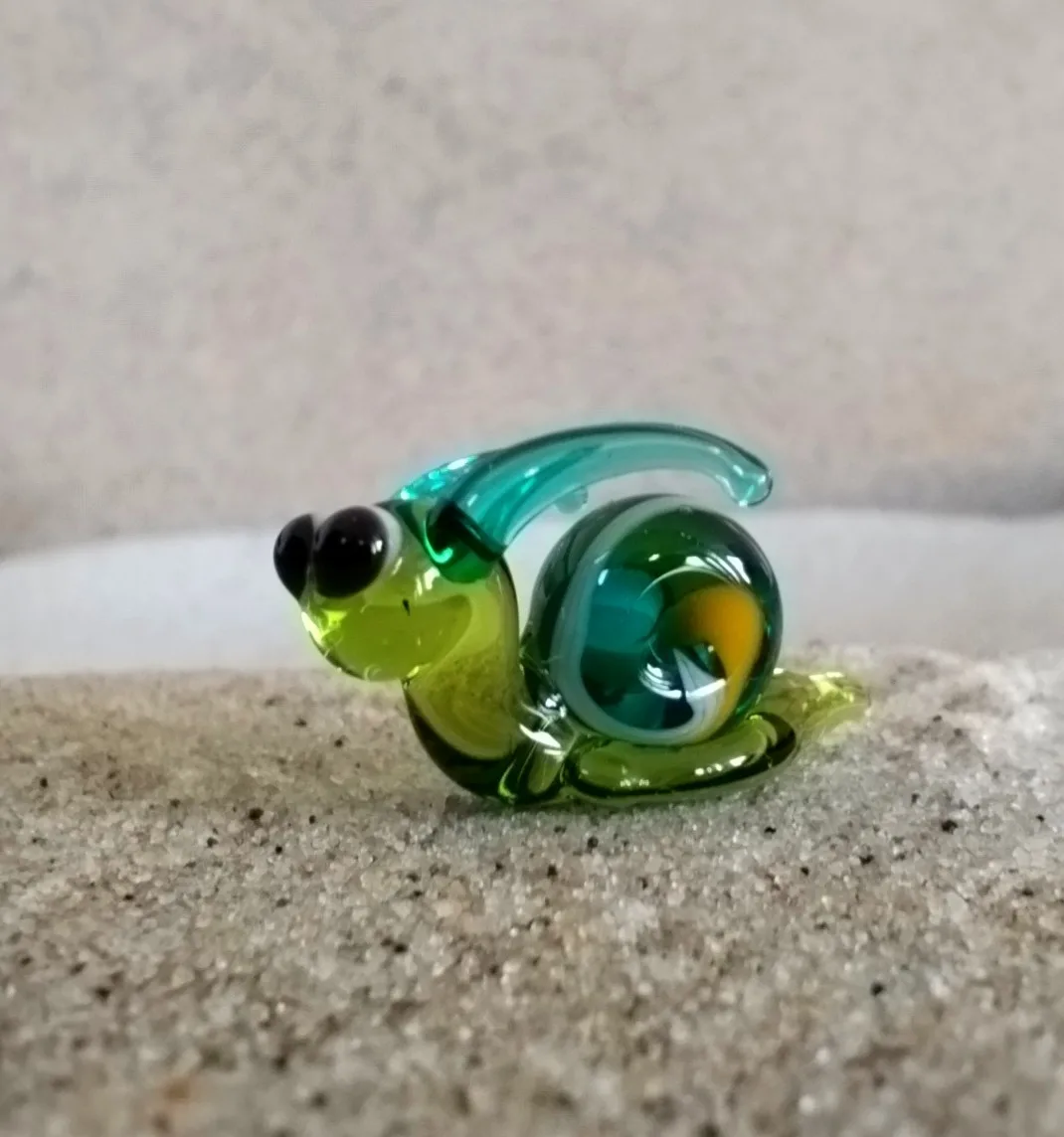 Skleněná figurka zeleného šneka
