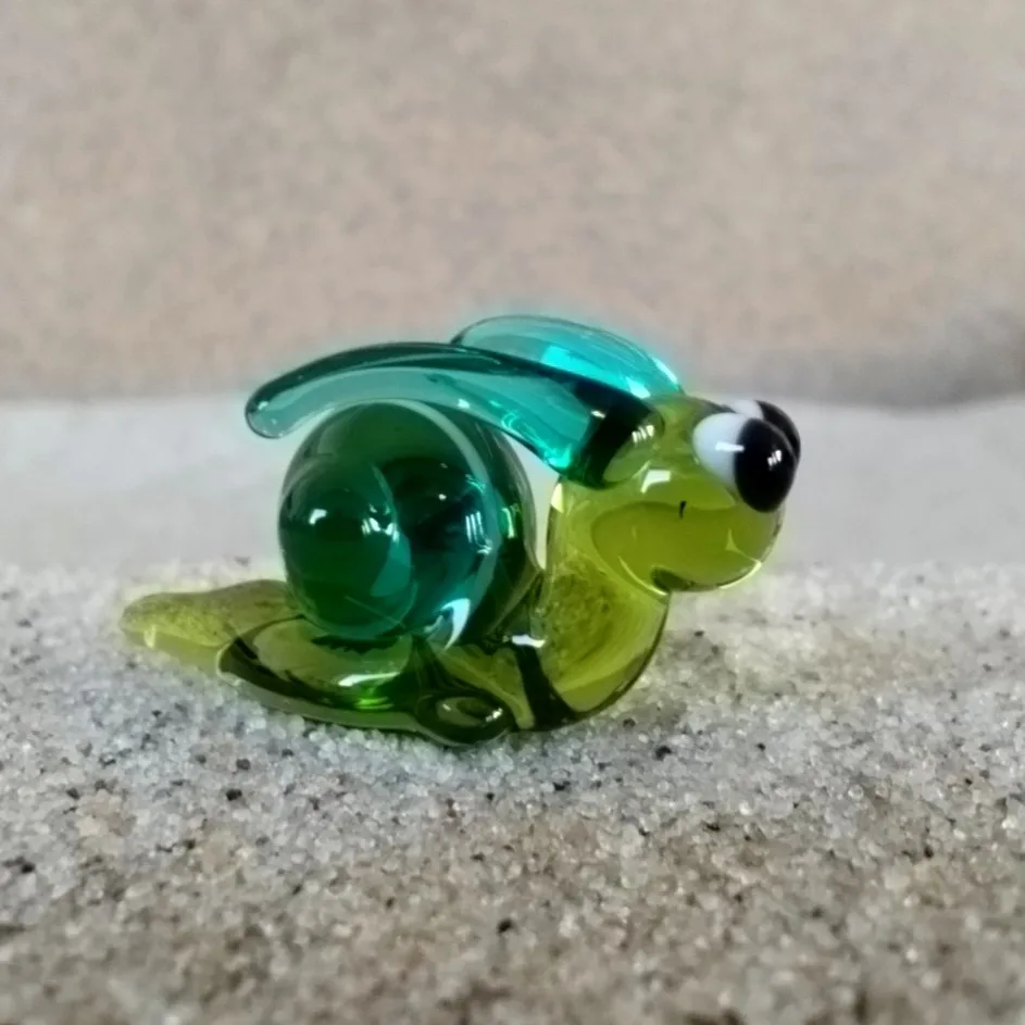 Skleněná figurka zeleného šneka
