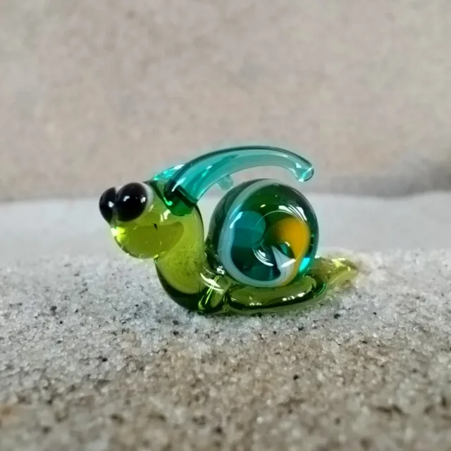 Skleněná figurka zeleného šneka
