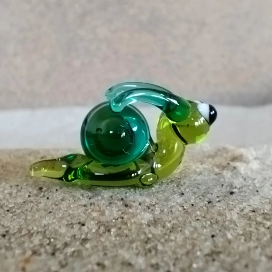 Skleněná figurka zeleného šneka