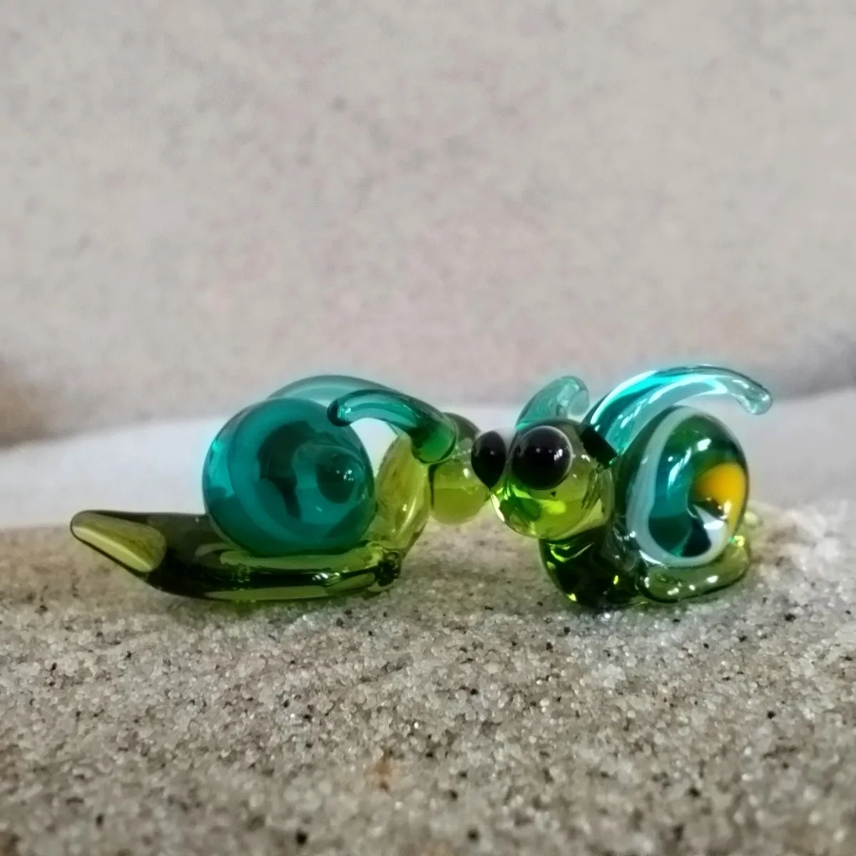 Skleněná figurka zeleného šneka
