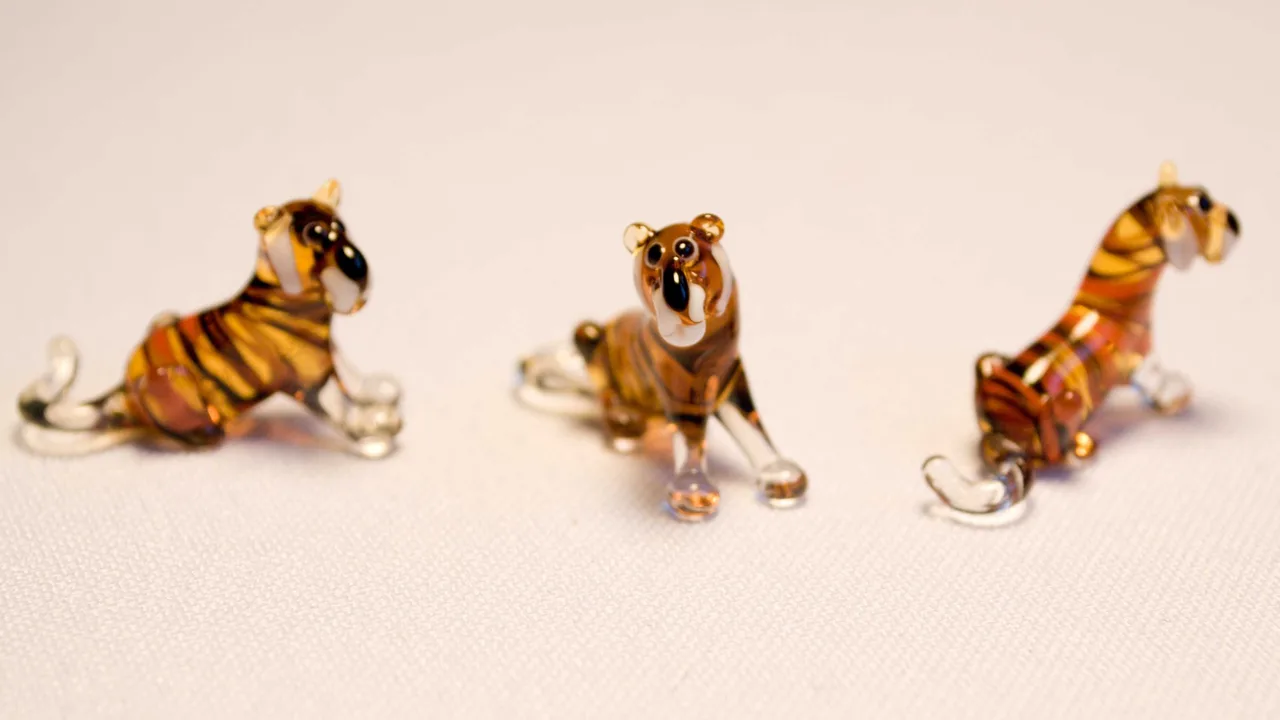 Skleněná figurka sedícího tygra