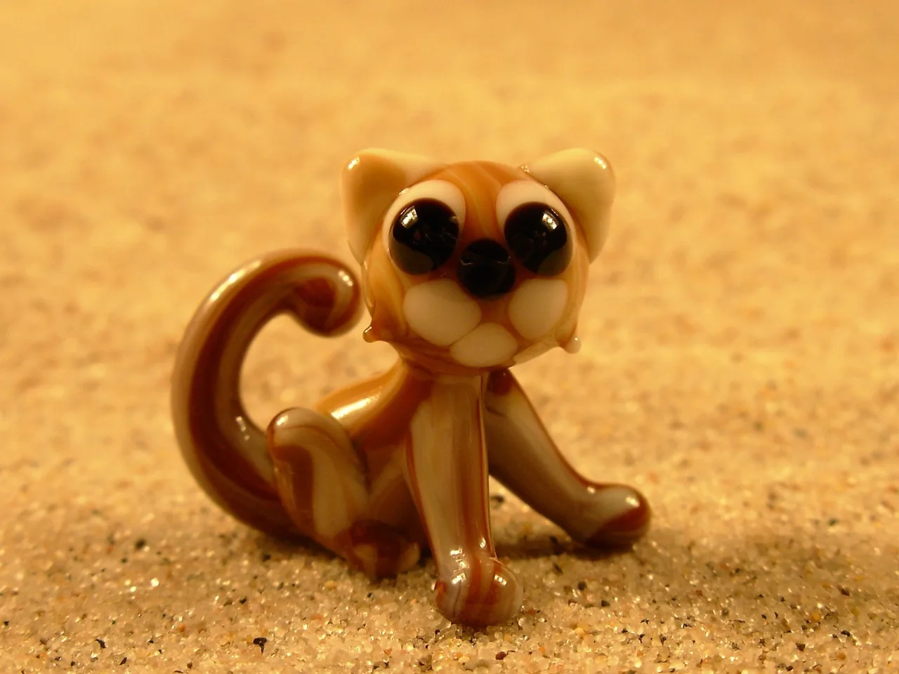 Skleněná figurka sedící kočky