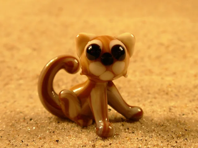 Skleněná figurka sedící kočky