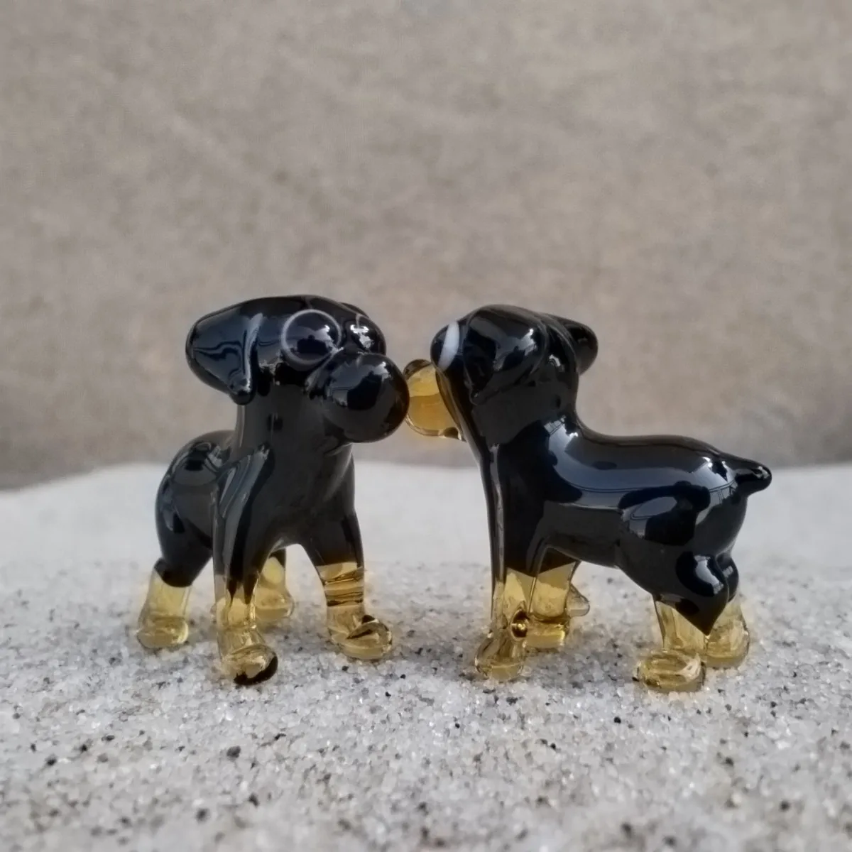 Skleněná figurka rotvajlera