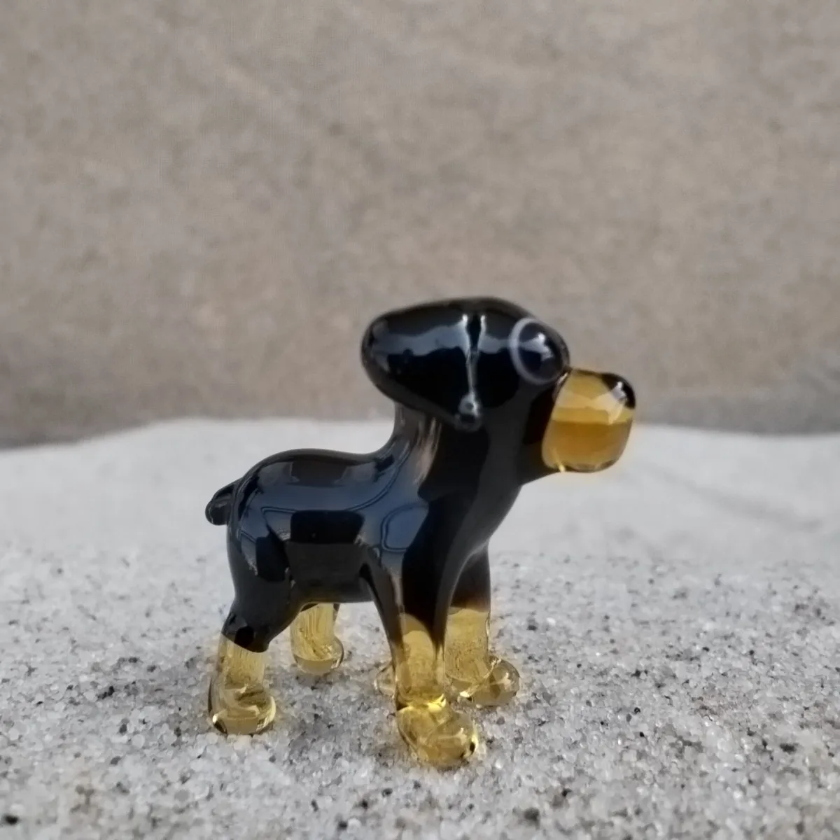 Skleněná figurka rotvajlera