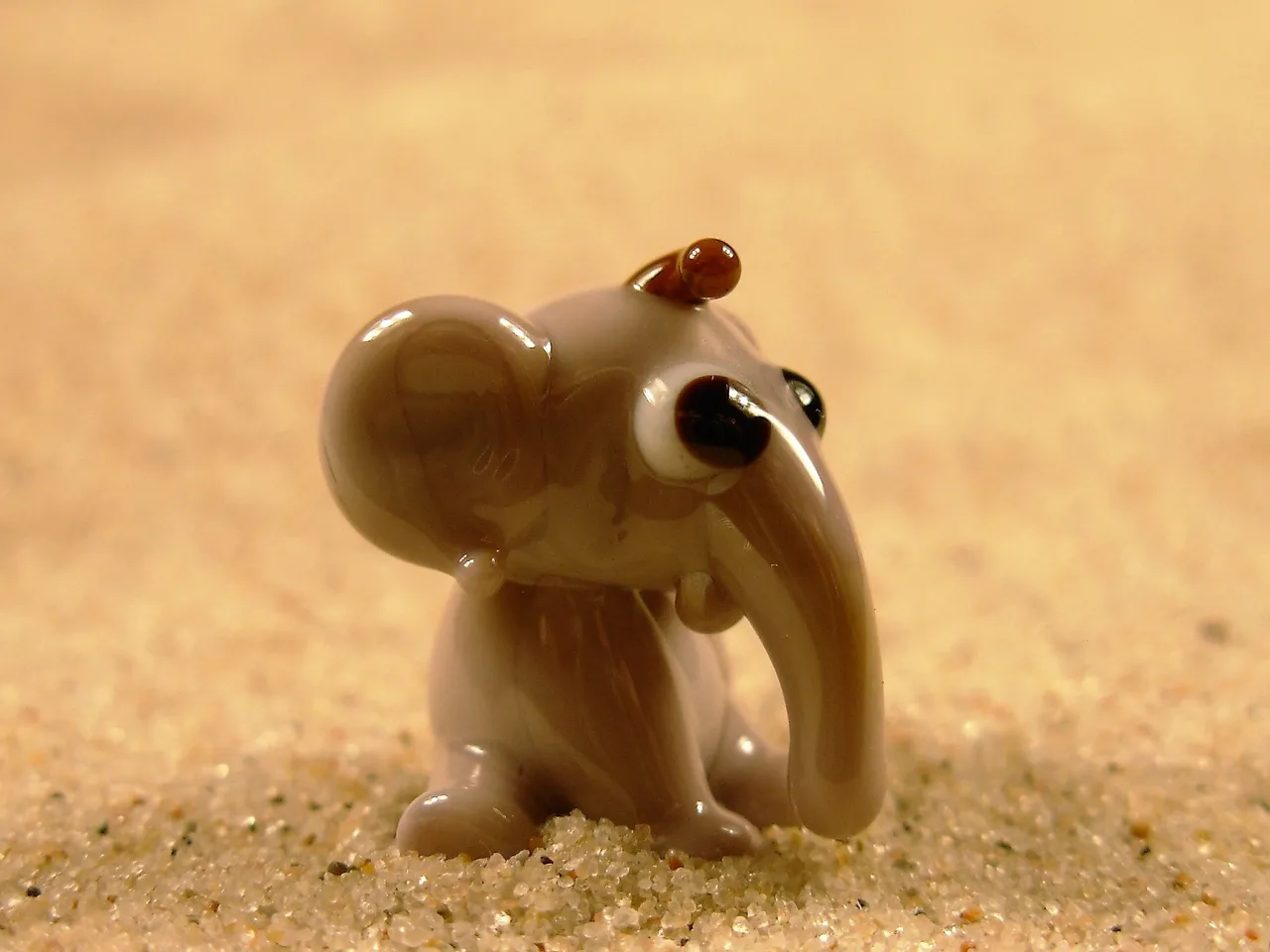 Skleněná figurka sedícího slona