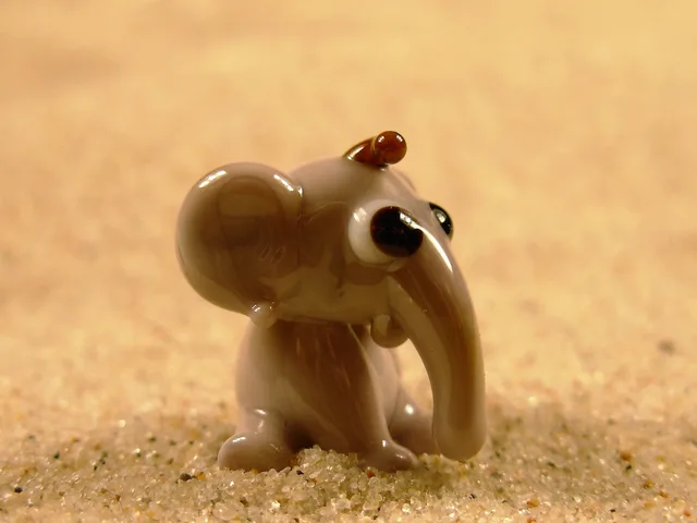 Skleněná figurka sedícího slona