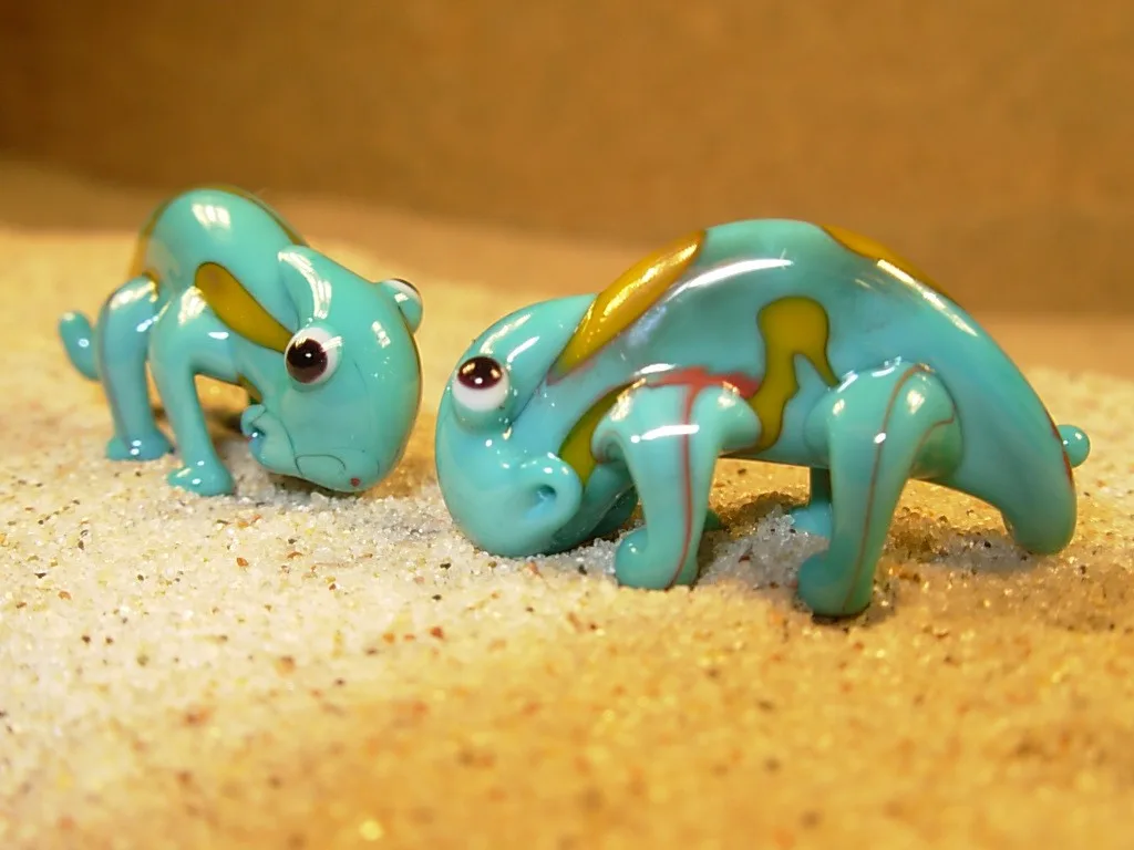 Skleněná figurka modrožlutého chameleona
