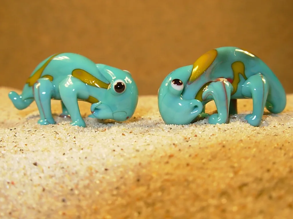 Skleněná figurka modrožlutého chameleona