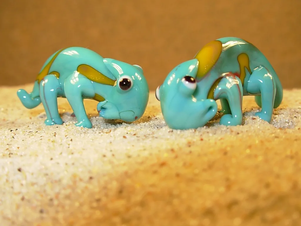 Skleněná figurka modrožlutého chameleona