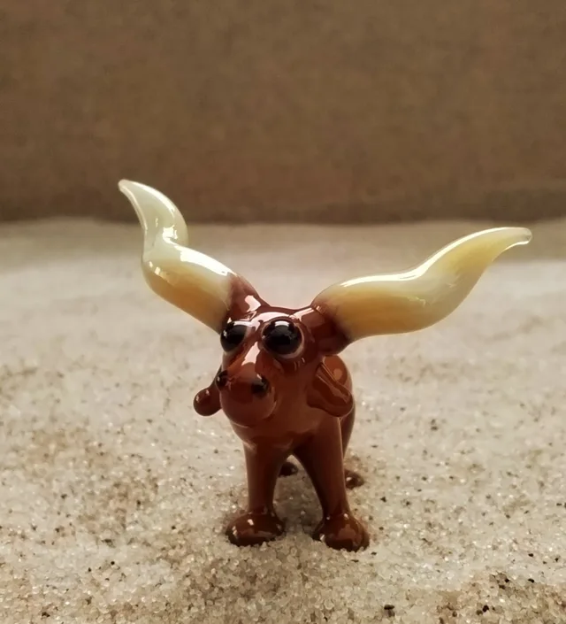 Skleněná figurka býka watusi