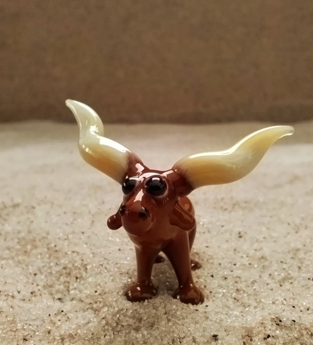 Skleněná figurka býka watusi