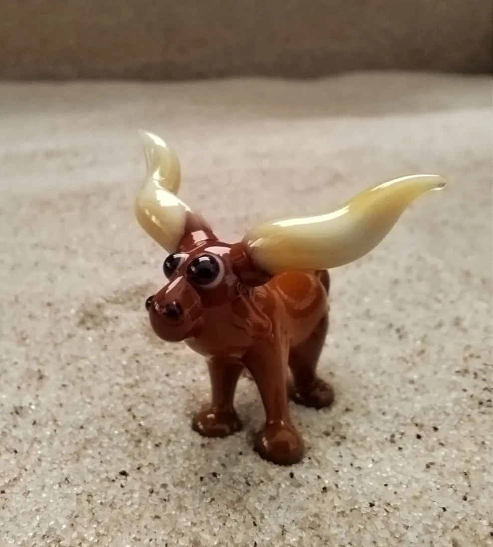 Skleněná figurka býka watusi