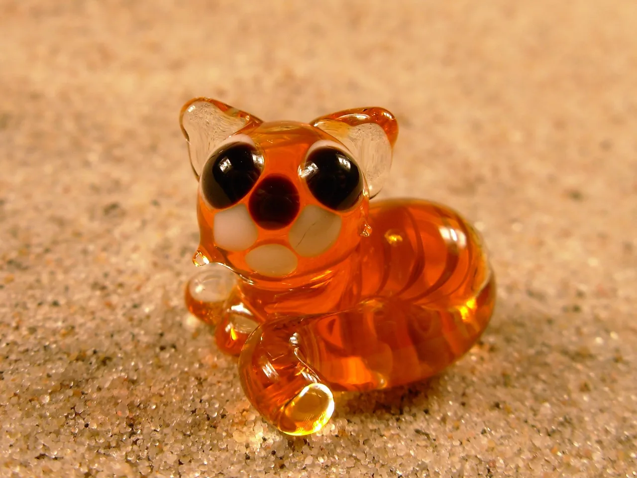 Skleněná figurka zrzavého koťátka