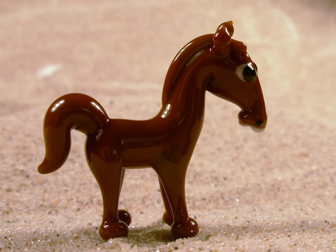 Skleněná figurka koně