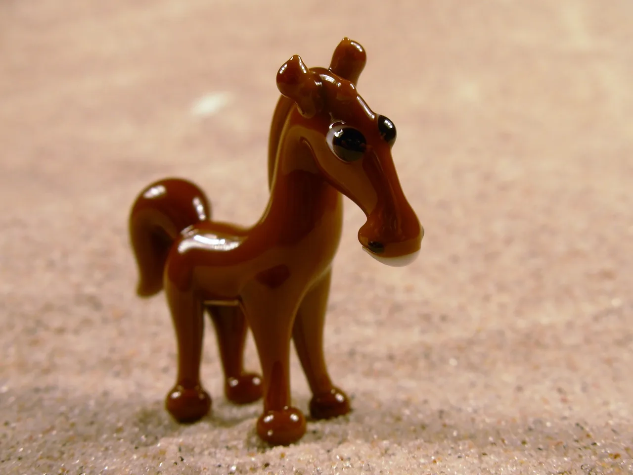 Skleněná figurka koně